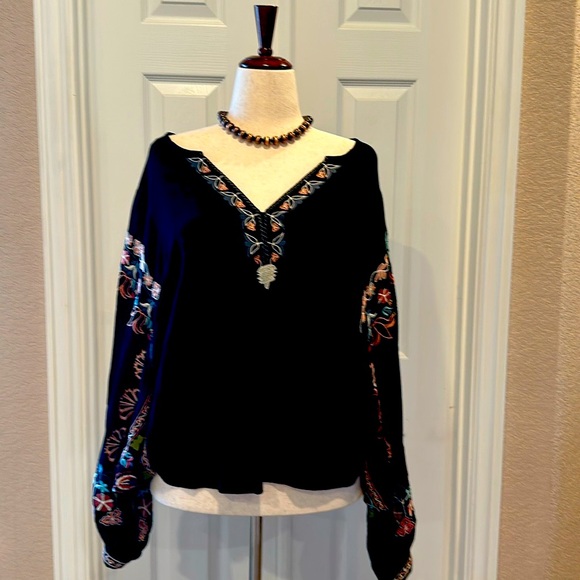 NWOT Embroidered Blouse by Easel Los Angeles and Coordinating Copper Necklace - Picture 1 of 5